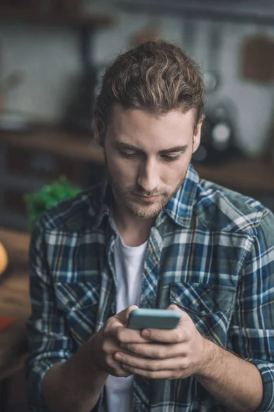 Concentrated young man texting about his business — Stock Photo, Image