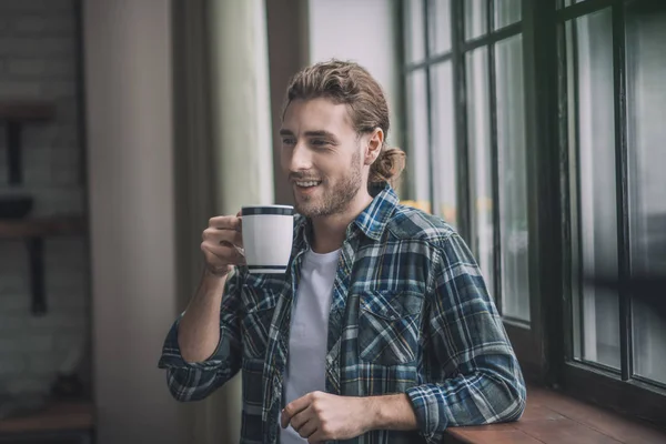 Energetikus és jóképű férfi kávézás közben — Stock Fotó
