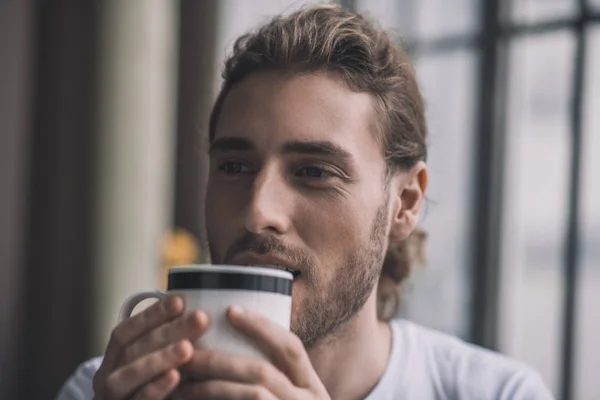 Hombre guapo empezando el día con una taza de café — Foto de Stock