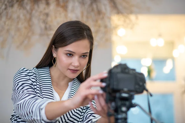 Pretty attractive woman looking into the camera — Stockfoto