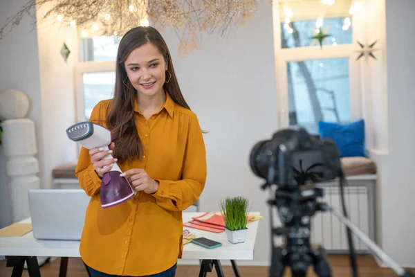 Příjemná mladá žena mluví o parníku — Stock fotografie