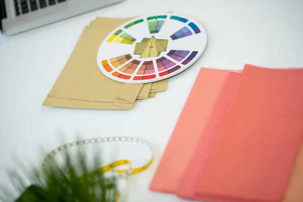 Ansicht einer Farbpalette, die auf dem Tisch liegt — Stockfoto