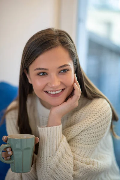 Portret van een vrolijke mooie jonge vrouw — Stockfoto