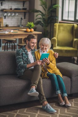 Genç adam internetten annesine bir şey gösterdi.