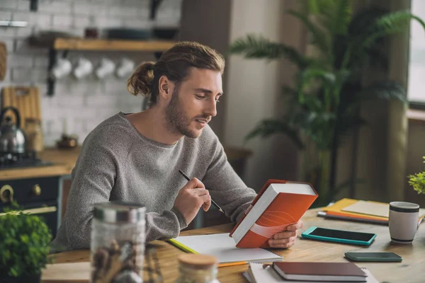 Ung stilig man läser kinesisk grammatik bok — Stockfoto