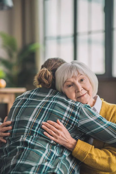 Grauhaarige ältere Dame freut sich mit ihrem Sohn — Stockfoto