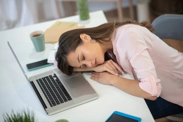 Vista dall'alto di una giovane donna addormentata — Foto Stock