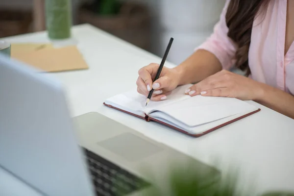 Fechar de um caderno usado para escrever — Fotografia de Stock