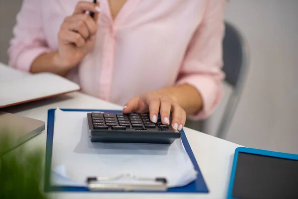 Primer plano de una calculadora en uso — Foto de Stock