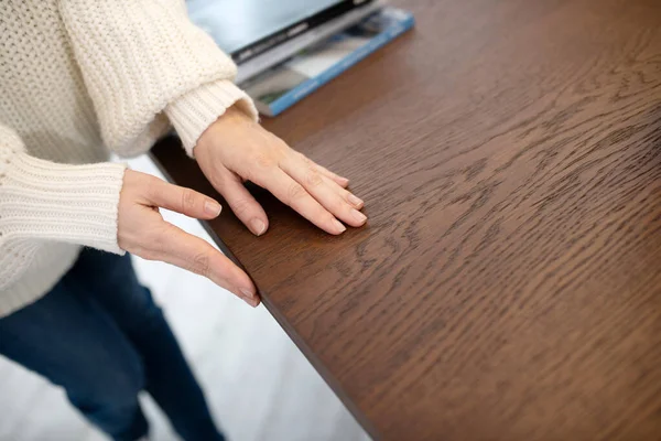 Κοντινό πλάνο των γυναικών χέρια αγγίζοντας το τραπέζι — Φωτογραφία Αρχείου