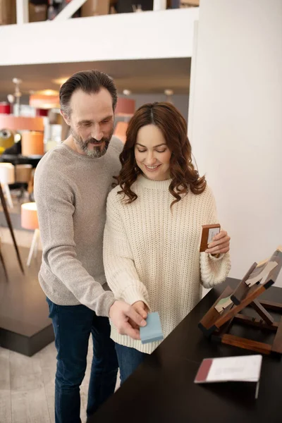 Homem e mulher olhando para as amostras para móveis — Fotografia de Stock