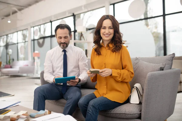 Cliente bastante moreno en camisa amarilla sosteniendo muestra —  Fotos de Stock