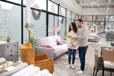 Çift zamanını mobilya salonunda geçiriyor.