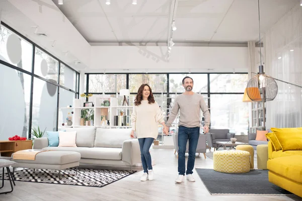 Dos personas mirando modelos de muebles en una tienda de muebles moderna —  Fotos de Stock