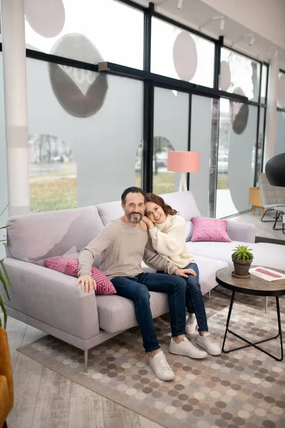 Par sitter på den mysiga vackra soffan och mår bra — Stockfoto