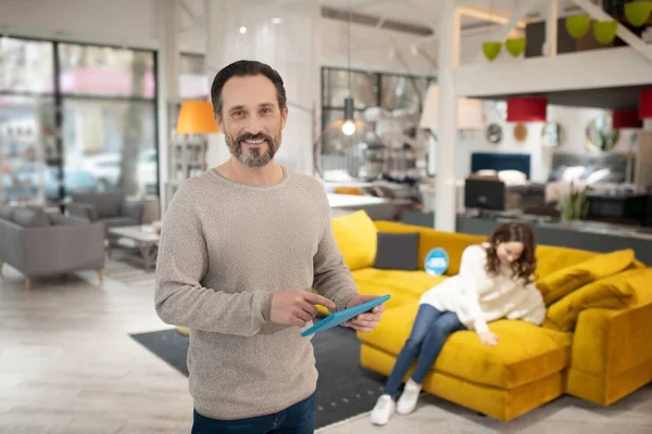 Homem com tablet nas mãos sentindo-se bem — Fotografia de Stock