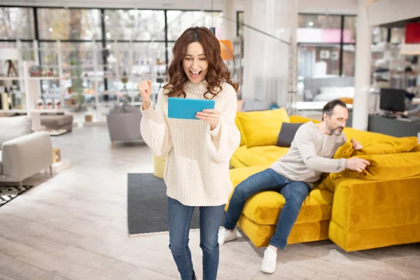 Mujer con la tableta en sus manos mirando emocionado —  Fotos de Stock