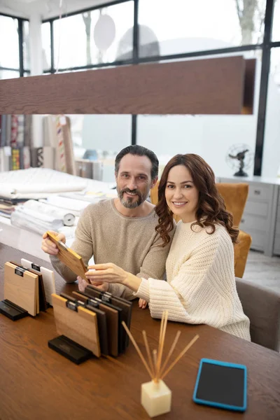 Hombre y mujer en suéteres ligeros que parecen felices —  Fotos de Stock