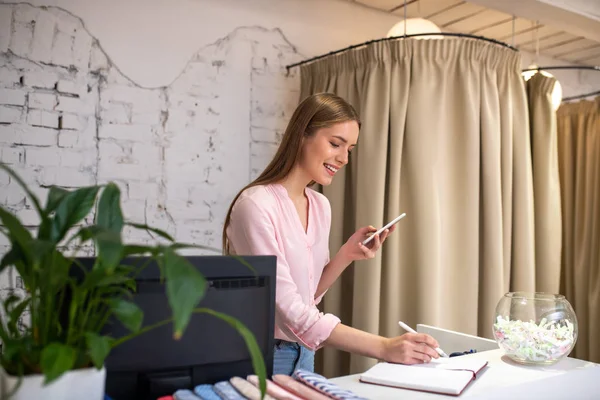 Gerente de escritório observando um compromisso com um cliente — Fotografia de Stock