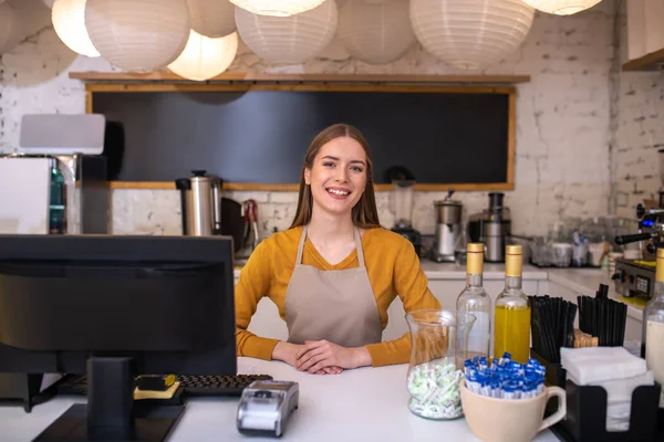 Gülümseyen ve neşeli kafe çalışanı müşterileri bekliyor. — Stok fotoğraf