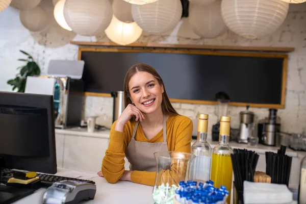 Encantadora joven que trabaja como camarera en la cafetería — Foto de Stock