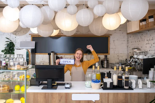 Ιδιοκτήτης αισθάνεται χαρούμενος επειδή άνοιξε ένα νέο καφέ — Φωτογραφία Αρχείου