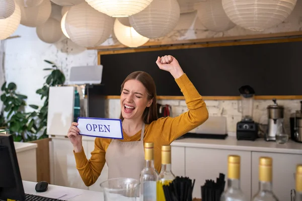 Mujer joven sintiéndose feliz por abrir su cafetería — Foto de Stock