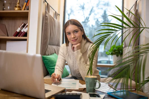 Confident young woman doing accounting for her business — Stock Photo, Image