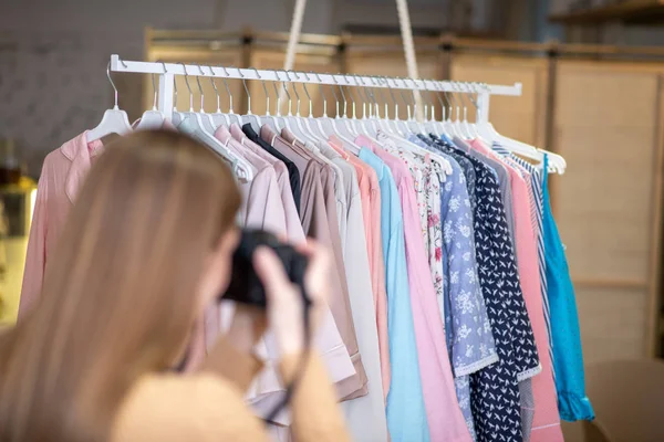 Mulher tirando fotos de roupas para loja online — Fotografia de Stock