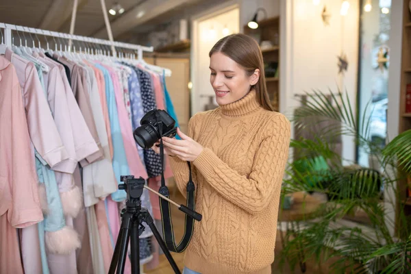 Kobieta fotograf za pomocą statywu do fotografowania — Zdjęcie stockowe