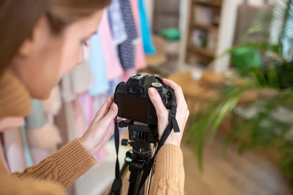 Photographer setting her camera on the tripod — Stok fotoğraf