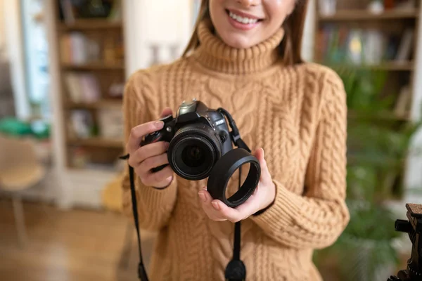Fotograf odkładając mieszankę z aparatu — Zdjęcie stockowe