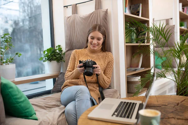 Sonriente fotógrafa editando sus fotos en photoshop — Foto de Stock