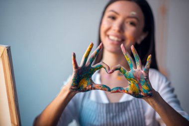 Boyadaki kadın ellerinin seçici odak noktası
