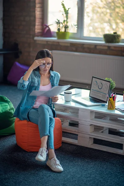 Niza mujer de negocios inteligente se centra en su trabajo — Foto de Stock