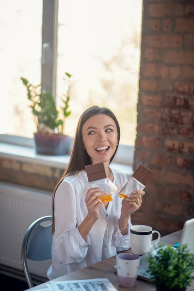 Vreugdevolle mooie vrouw die chocolade wil eten — Stockfoto