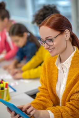 Öğretmen dersi için dinleme görevi arıyor.