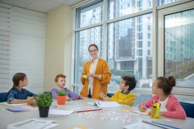 Öğretmen derste oyuna başlıyor.