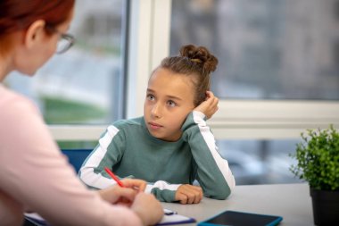 Okul boyunca üzgün hisseden bir kız