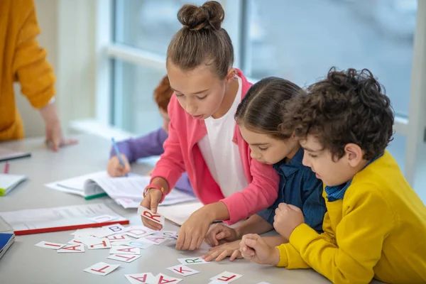 Les enfants apprennent l'alphabet tout en faisant des tâches intéressantes — Photo