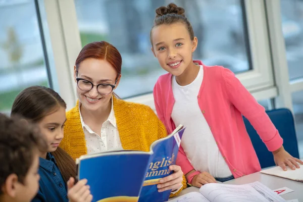 Goed uitziende leraar legt grammatica uit aan haar leerlingen — Stockfoto