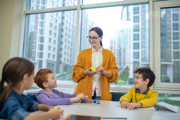 Kinder lassen sich im Unterricht von ihrem Lehrer inspirieren — Stockfoto