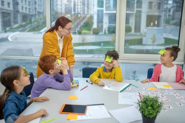 Leraar modereren van een interessant spel op school — Stockfoto