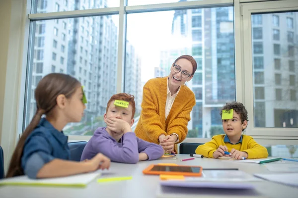 İlkokul çocukları oynarken kelime öğreniyorlar.