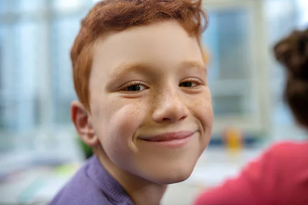 Piccolo ragazzo essere felice durante la sua lezione di scuola — Foto Stock