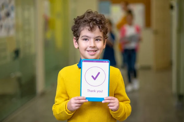 Piccolo ragazzo della scuola sorridente dopo aver completato il suo test — Foto Stock