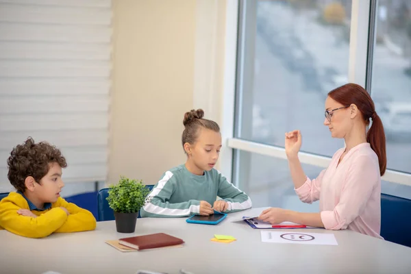 Kinderen doen taaloefeningen met hun leraar — Stockfoto