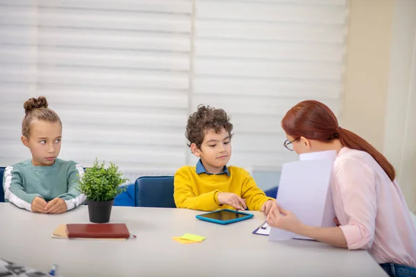 Twee kinderen die tijd doorbrengen met hun schoolpsycholoog — Stockfoto