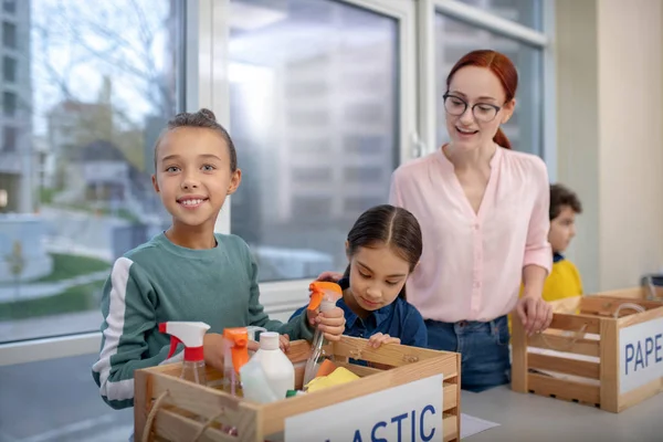 Smiling children learning to sort and reducing waste — Stock Photo, Image