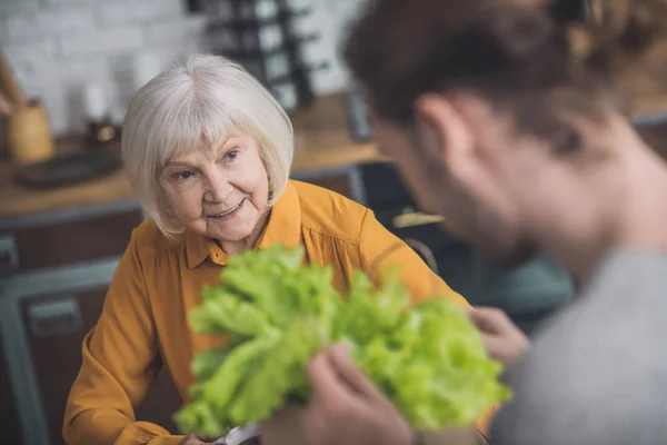 Jongeman met groen in zijn handen — Stockfoto